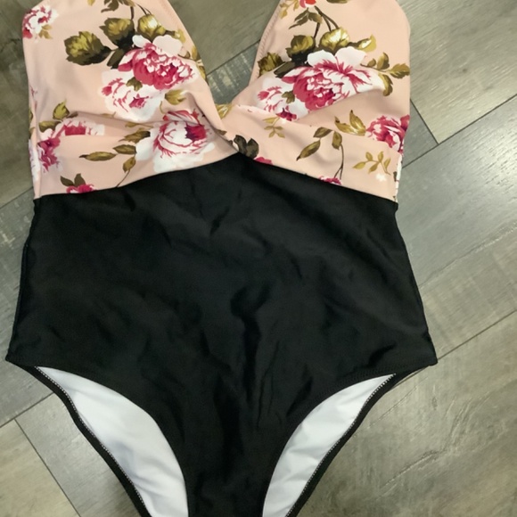 Cupshe bathing suit, size medium - Picture 7 of 8
